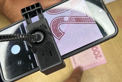 гроші, двісті гривень