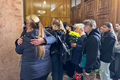 На Житомирщині попрощалися з трьома дітьми, які загинули внаслідок удару армії РФ На Житомирщині попрощалися з трьома дітьми, які загинули внаслідок удару армії РФ