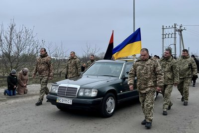Кортеж з тілом військового Кортеж з тілом військового