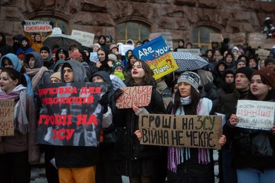 Гроші для українських військових: під стінами КМДА проходить мітинг на підтримку ЗСУ Гроші для українських військових: під стінами КМДА проходить мітинг на підтримку ЗСУ