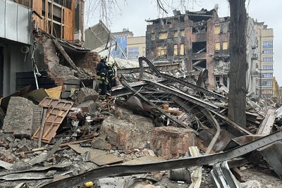 Розбір завалів внаслідок вибуху в Київському районі Харкова, 3 січня 2026 року Розбір завалів внаслідок вибуху в Київському районі Харкова, 3 січня 2026 року