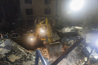 Техніка працює на місці вибуху у центрі Харкова, 2 січня 2026 року