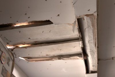 Як відновлюють будинки в селі на Житомирщині, яке постраждало 26 серпня від обстрілу росіян Як відновлюють будинки в селі на Житомирщині, яке постраждало 26 серпня від обстрілу росіян