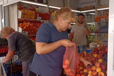 Сезон ягід та фруктів: які ціни на Житньому ринку в Житомирі Сезон ягід та фруктів: які ціни на Житньому ринку в Житомирі