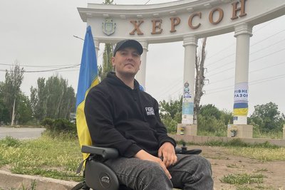 Від Миколаєва до Херсона. Миколаївець на візку подолав відстань, аби допомогти ЗСУ Від Миколаєва до Херсона. Миколаївець на візку подолав відстань, аби допомогти ЗСУ