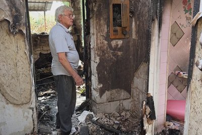 "Акуратний будиночок. Був". У подружжя з Костянтинівки згорів дім після авіаудару РФ: репортаж про наслідки