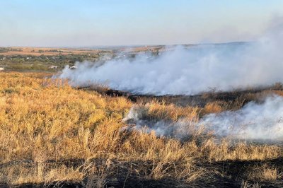 Пожежа, яка сталася внаслідок обстрілів РФ у Куп'янську Пожежа, яка сталася внаслідок обстрілів РФ у Куп'янську