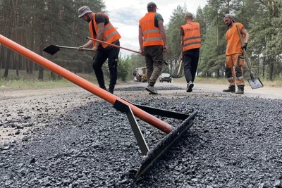 Ремонт дороги за 20 км від лінії фронту: як лагодять розбите покриття в напрямку Куп’янська Ремонт дороги за 20 км від лінії фронту: як лагодять розбите покриття в напрямку Куп’янська