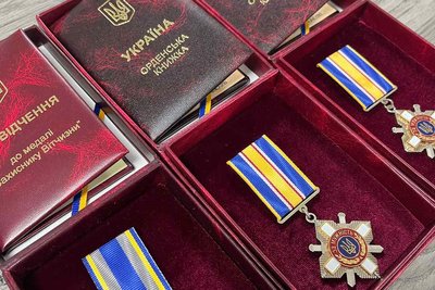 На Вінниччині рідним полеглих бійців передали їхні посмертні нагороди На Вінниччині рідним полеглих бійців передали їхні посмертні нагороди