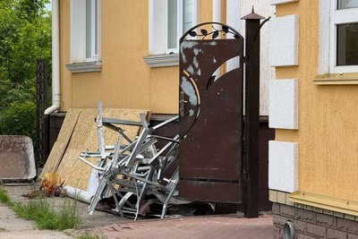 "Вікна летіли нам в обличчя". У Глухові поранені матір та немовля через атаку РФ "Вікна летіли нам в обличчя". У Глухові поранені матір та немовля через атаку РФ