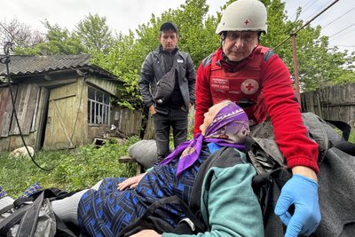 “За день понад 20 КАБів”: як під обстрілами евакуюють маломобільних людей “За день понад 20 КАБів”: як під обстрілами евакуюють маломобільних людей