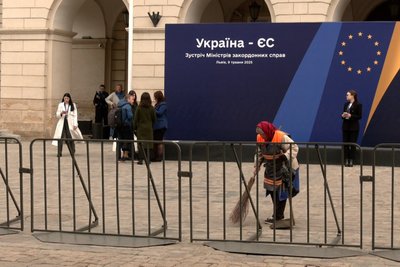 Комунальниця прибирає територію перед візитом міністрів Комунальниця прибирає територію перед візитом міністрів