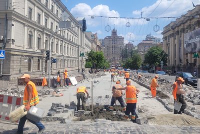 Не ремонтували 70 років: у центрі Києва відновлюють бруківку Не ремонтували 70 років: у центрі Києва відновлюють бруківку