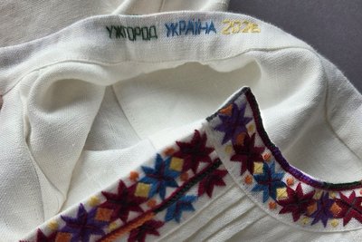 "Ужгород. Україна. 2026": історія сорочки, яку Марія та Каріна вишили для Тімоті Снайдера "Ужгород. Україна. 2026": історія сорочки, яку Марія та Каріна вишили для Тімоті Снайдера