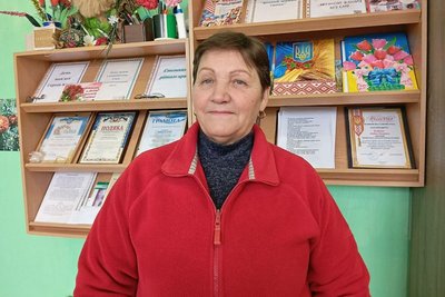 У громаді на Житомирщині волонтерки шиють маскувальні халати для військових