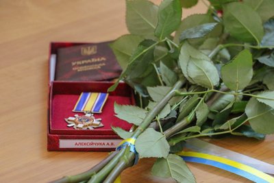 У Житомирі родинам загиблих військових передали державні нагороди У Житомирі родинам загиблих військових передали державні нагороди