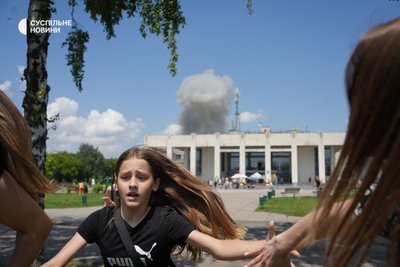 Дівчина втікає від епіцентру вибуху у Первомайському