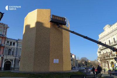 Навколо пам'ятника Катерині II в Одесі розбирають огорожу Навколо пам'ятника Катерині II в Одесі розбирають огорожу