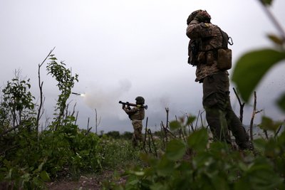 Українські військові стріляють з гранатомета на околицях Бахмута Українські військові стріляють з гранатомета на околицях Бахмута