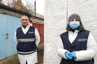 "Підтвердити, що це моя мати": як в Ізюмі збирають ДНК родичів для ідентифікації загиблих "Підтвердити, що це моя мати": як в Ізюмі збирають ДНК родичів для ідентифікації загиблих