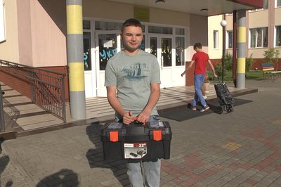 У кошиках, відрах і візочках: в луцькому ліцеї діти влаштували день без ранців У кошиках, відрах і візочках: в луцькому ліцеї діти влаштували день без ранців
