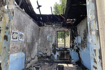 Три тижні без світла та газу й з дірою замість стелі: в Одесі мешканці згорілого будинку на Агрономічній просять міськраду про допомогу Три тижні без світла та газу й з дірою замість стелі: в Одесі мешканці згорілого будинку на Агрономічній просять міськраду про допомогу