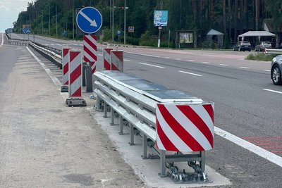 На Житомирщині відновили демпферне дорожнє огородження, що рятує життя На Житомирщині відновили демпферне дорожнє огородження, що рятує життя