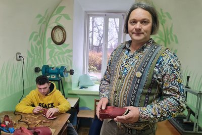 Перша професія: учні спецшколи у Житомирі безоплатно вчаться шити взуття Перша професія: учні спецшколи у Житомирі безоплатно вчаться шити взуття