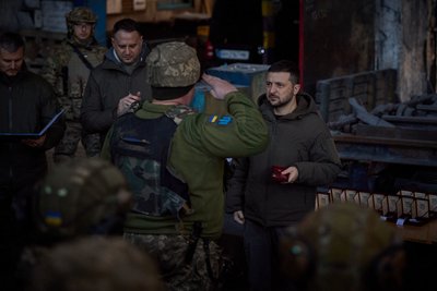 Які воїни отримали нагороди від Зеленського на передовій в Бахмуті Які воїни отримали нагороди від Зеленського на передовій в Бахмуті