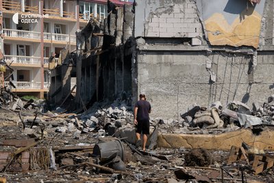 "Побачив ікону, взяв у руки й просто вистрибнув у вікно". Фоторепортаж з обстріляної Затоки на Одещині "Побачив ікону, взяв у руки й просто вистрибнув у вікно". Фоторепортаж з обстріляної Затоки на Одещині