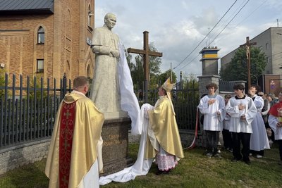 У Житомирі освятили пам’ятник Іоанну Павлу ІІ: монумент відкрили до дня народження понтифіка У Житомирі освятили пам’ятник Іоанну Павлу ІІ: монумент відкрили до дня народження понтифіка