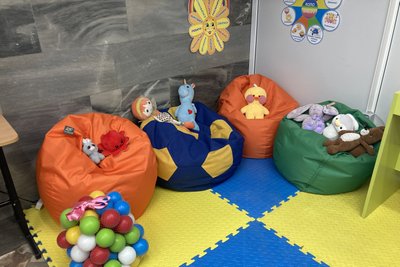 Пуфи та іграшки в одному з навчальних кабінетів, обладнаних у метро в Харкові, 1 вересня 2023 року. Фото: Дмитро Гребінник/Суспільне Харків Пуфи та іграшки в одному з навчальних кабінетів, обладнаних у метро в Харкові, 1 вересня 2023 року. Фото: Дмитро Гребінник/Суспільне Харків