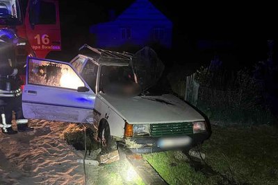 Заїхав у став: на Волині в аварії загинули водій та пасажир легковика