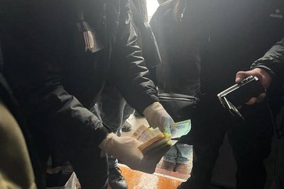 Брали хабарі з підприємців ринку "7 км": на Одещині двох поліцейських викрили на корупції Брали хабарі з підприємців ринку "7 км": на Одещині двох поліцейських викрили на корупції
