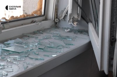 "Іншого житла немає": мешканці пошкодженої багатоповерхівки в Одесі забирають речі після атаки