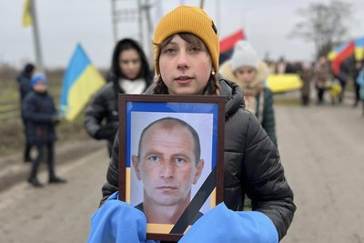 На фото, яке тримає дівчина, Володимир Івах На фото, яке тримає дівчина, Володимир Івах