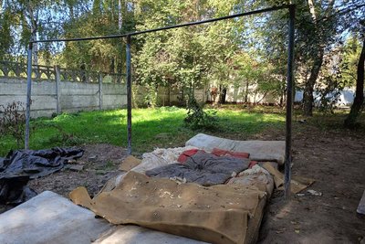 Підлітки в Луцьку облаштовують спортмайданчик у своєму дворі, щоб займатися воркаутом Підлітки в Луцьку облаштовують спортмайданчик у своєму дворі, щоб займатися воркаутом
