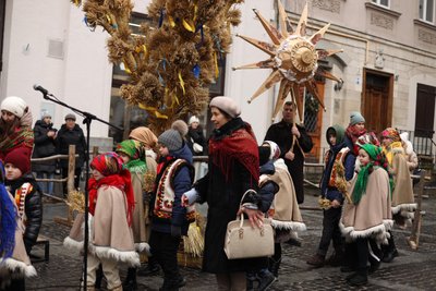 Встановлення різдвяного дідуха у Львові, 24 грудня 2023