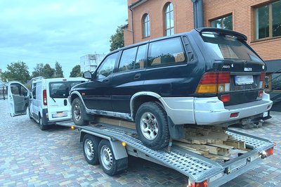 На Житомирщині волонтери в одній із церков плетуть сітки, ремонтують автомобілі, збирають воїнам допомогу На Житомирщині волонтери в одній із церков плетуть сітки, ремонтують автомобілі, збирають воїнам допомогу