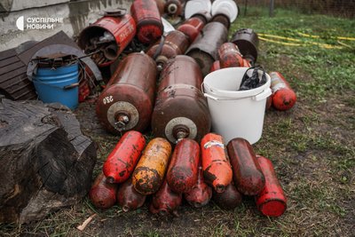 Буржуйки, газові балони, тушонка. Волонтери з Борисполя гріють та годують українських військових