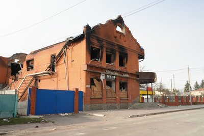 “Поки стіни стоять, є надія повернутись”: як жителі Краснопілля рятують майно під загрозою обстрілів “Поки стіни стоять, є надія повернутись”: як жителі Краснопілля рятують майно під загрозою обстрілів