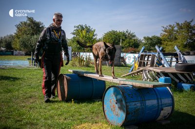 Подружжя кінологів з Одеси готує собак до роботи на місцях ракетних ударів та пожеж