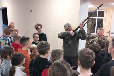 Ветерани-десантники у Житомирі навчали дітей тактиці, основам стрільби та домедичній допомозі Ветерани-десантники у Житомирі навчали дітей тактиці, основам стрільби та домедичній допомозі