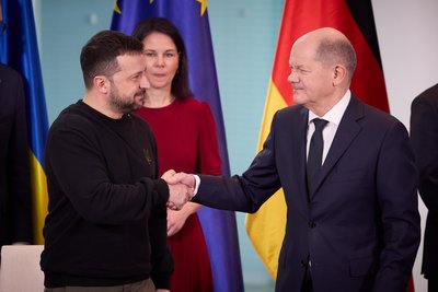 Зеленський підписав з Шольцом угоду про співпрацю у сфері безпеки Зеленський підписав з Шольцом угоду про співпрацю у сфері безпеки