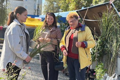 На Житомирщині відбувся благодійний квітковий ярмарок "Квіти для лицарів" На Житомирщині відбувся благодійний квітковий ярмарок "Квіти для лицарів"
