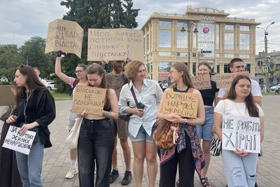 Четвертий день мітингів: у Луцьку понад 300 людей вийшли на акцію проти відставки Федорова Четвертий день мітингів: у Луцьку понад 300 людей вийшли на акцію проти відставки Федорова