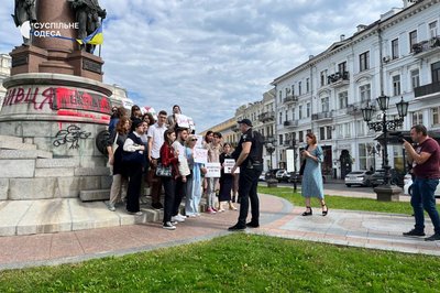 В Одесі біля пам'ятника Катерині II — акція протесту В Одесі біля пам'ятника Катерині II — акція протесту