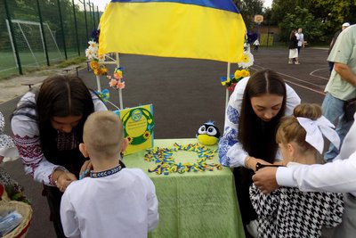 Перший дзвоник у Житомирі: за парти сіли понад 2 тисячі першокласників