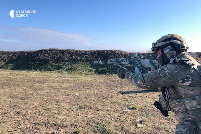 Прикордонник з Одещини розповів, як збивав дрон-камікадзе з автомата Прикордонник з Одещини розповів, як збивав дрон-камікадзе з автомата