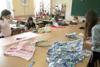 У Хмельницькому вихованки гуртка шиють екоторбинки У Хмельницькому вихованки гуртка шиють екоторбинки